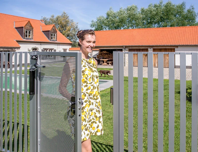 LOCINOX® LION hydraulický zatvárač pre krídlové brány do 75 kg / 1,1 m, otvárateľný do 180° / Čierna