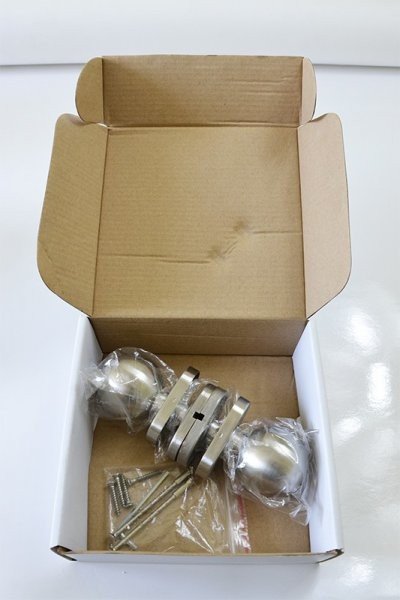 EB1-KGO35P guľa ku kľučke s oválnou rozetou, otočná, bal.: 1 pár, brúsená nerez K320 /AISI304, spodná časť rozety nerez.