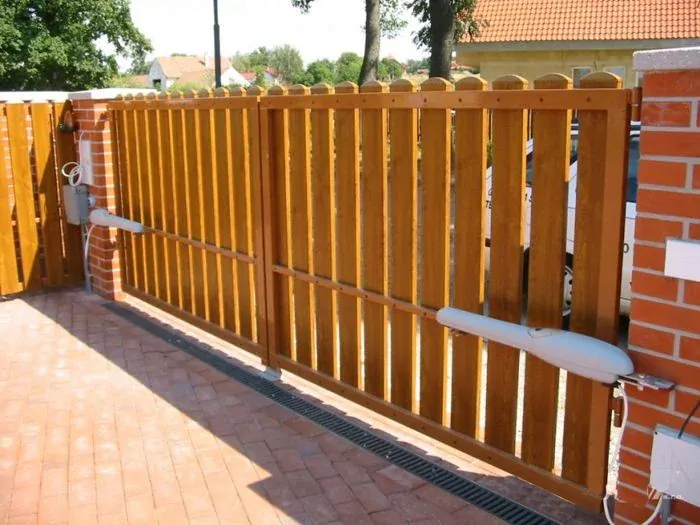 WINGO2024 KIT 2x WG2024, 2x INTI2, 1x MC424R10 (vstavaný prijímač), (24V,85W,1500N), sada pre krídlovú bránu do 2m/ krídlo,