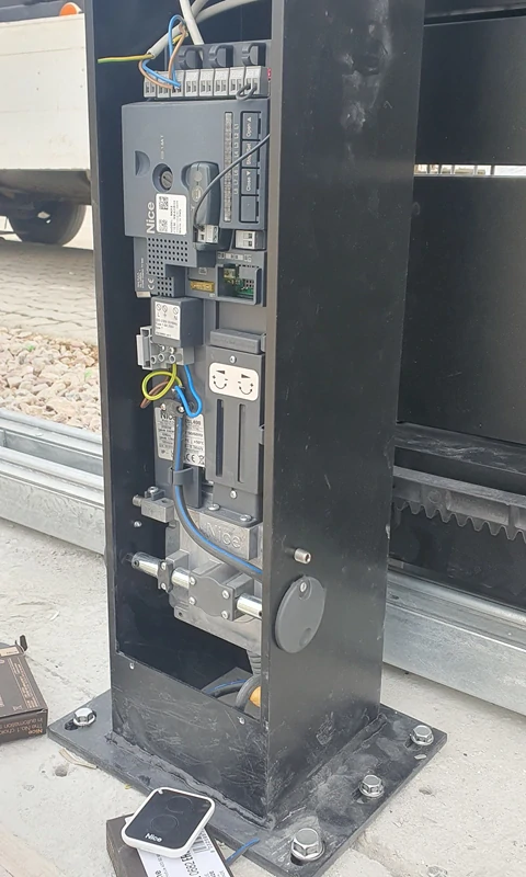 NAKED pohon pre posuvnú bránu do 400kg, motor 24V,250W,6Nm, elektronika NKA3