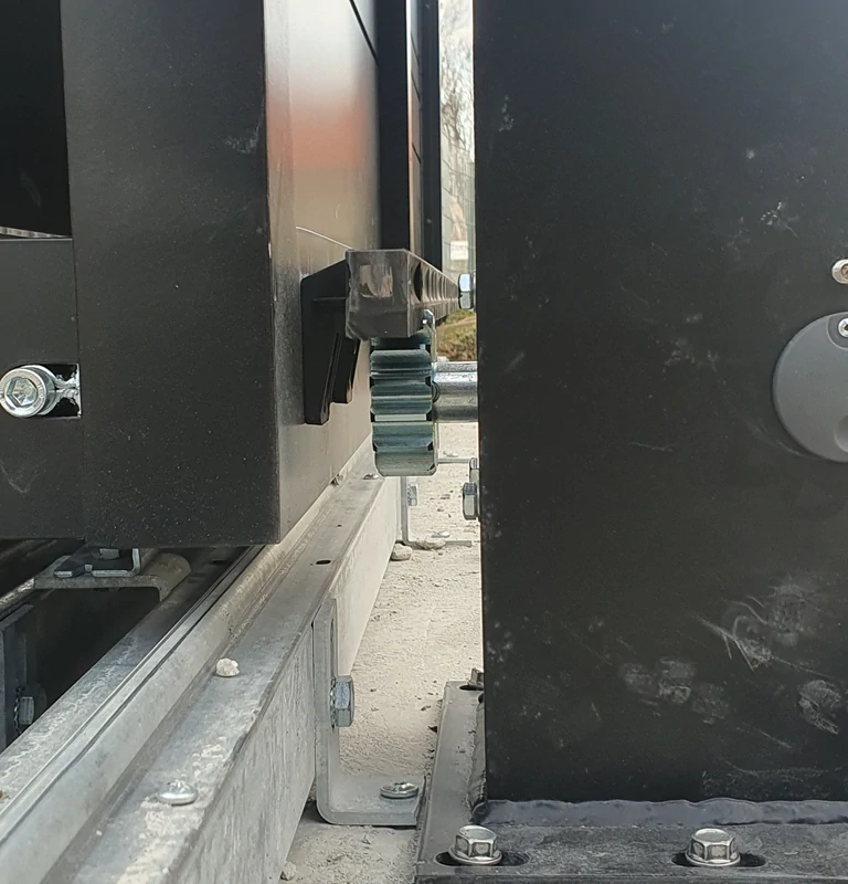 NAKED pohon pre posuvnú bránu do 400kg, motor 24V,250W,6Nm, elektronika NKA3